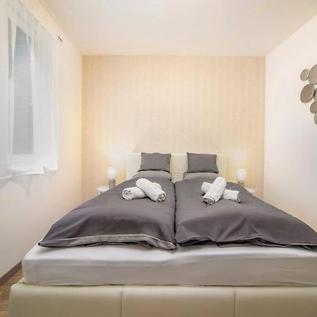 Grace Pine Apartment 1 บูดาเปสต์ ภายนอก รูปภาพ