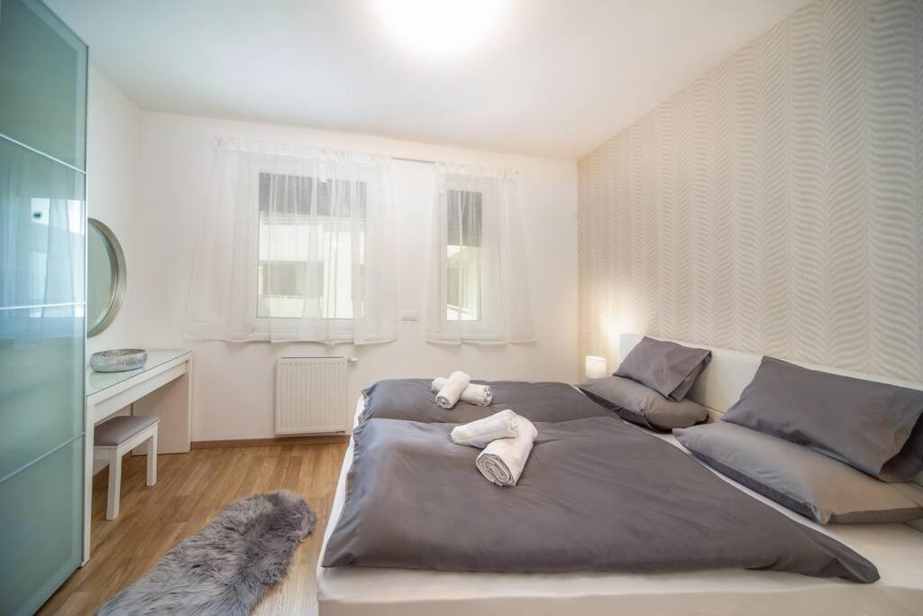 Grace Pine Apartment 1 บูดาเปสต์ ภายนอก รูปภาพ