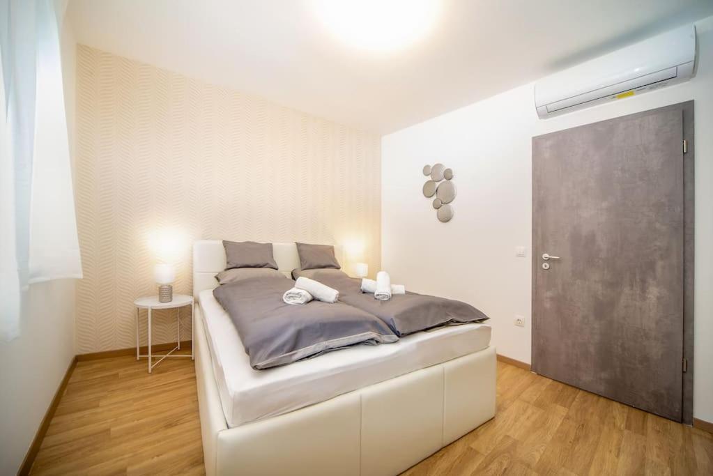 Grace Pine Apartment 1 บูดาเปสต์ ภายนอก รูปภาพ