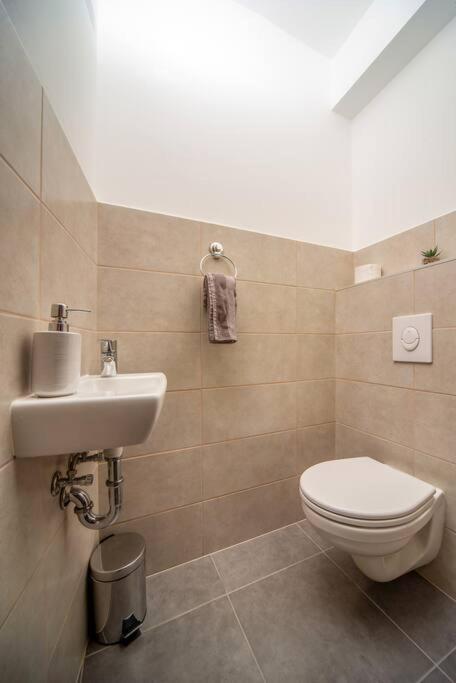 Grace Pine Apartment 1 บูดาเปสต์ ภายนอก รูปภาพ
