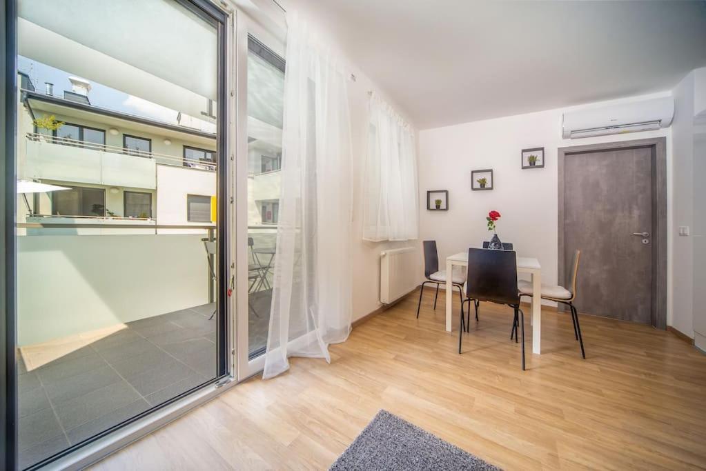 Grace Pine Apartment 1 บูดาเปสต์ ภายนอก รูปภาพ