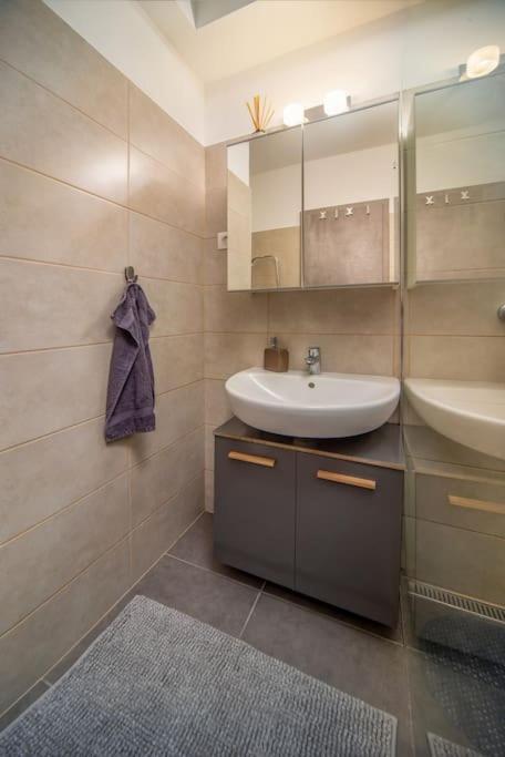Grace Pine Apartment 1 บูดาเปสต์ ภายนอก รูปภาพ